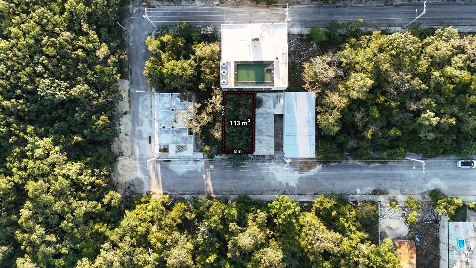 Terreno en venta de 112.5 m² a un costado del Cenote Cristal, Tulum. Cuenta con uso de suelo H3, escritura pública, acceso pavimentado y luz a pie de lote. Ubicación estratégica a 15 min del mar.