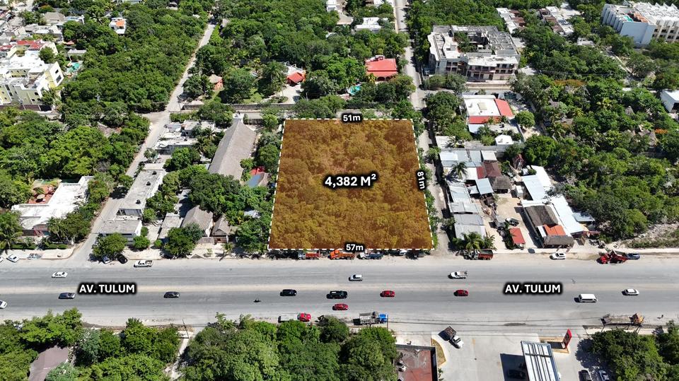Terreno en venta de 4,382 m² sobre Avenida Tulum. Uso de suelo comercial mixto, alta visibilidad y plusvalía, ideal para desarrollo comercial o residencial. Documentación en regla.