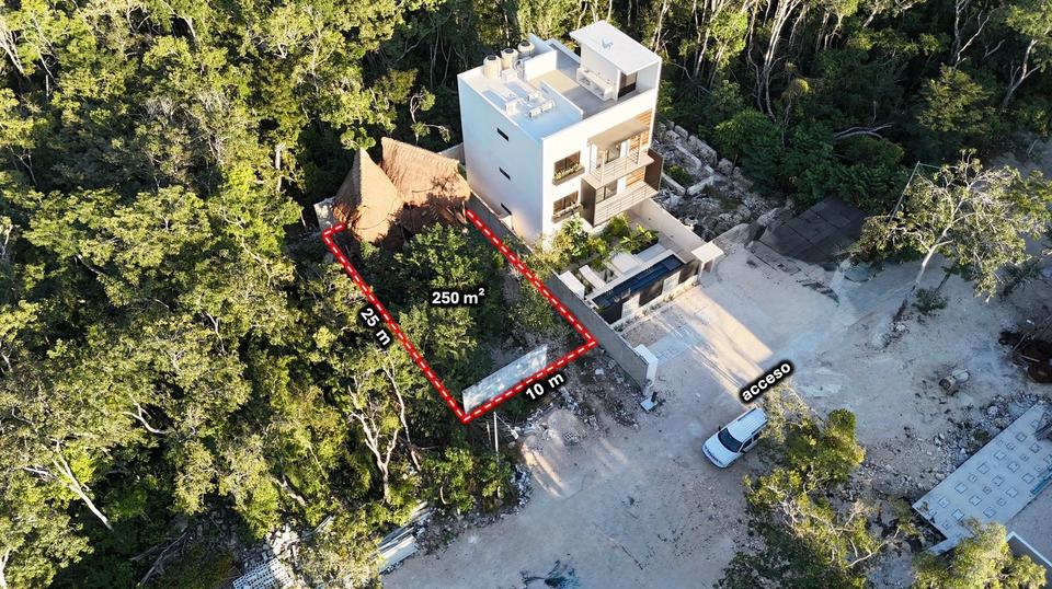 Terreno en venta de 250 m² en Región 11, Tulum. Uso de suelo H4 ideal para desarrollo multifamiliar. Cuenta con escrituras, electricidad y dos palapas. Excelente ubicación cerca de Av. 10 Norte.