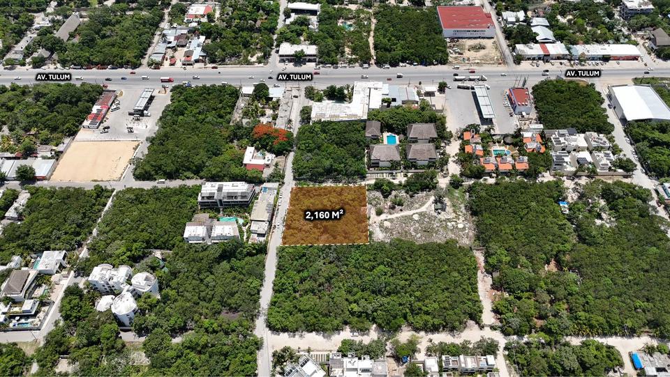 Terreno comercial de 2,160 m² en venta en el centro de Tulum. Uso de suelo mixto H3, ubicación estratégica cerca de Av. Tulum y la 5ta Avenida. Ideal para desarrollo comercial o residencial.