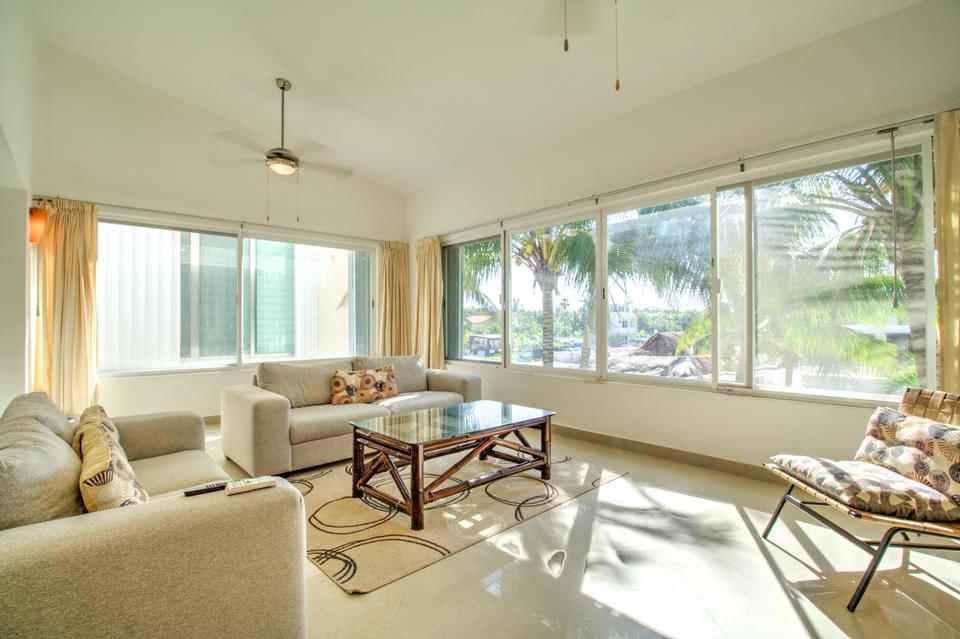 Exclusivo Penthouse en renta de largo plazo en Puerto Aventuras. Cuenta con 2 recámaras, 2.5 baños, roof privado y vista al canal. Precio incluye mantenimiento.