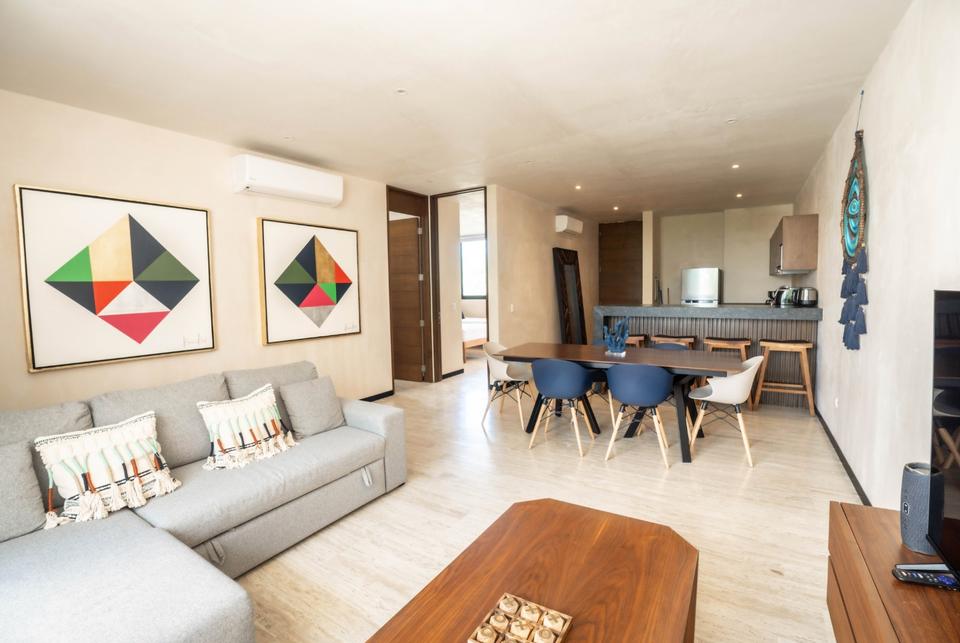 Departamento en Ophelia Condominio, Aldea Zama. 2 recámaras, 92.78 m2 totales. Amueblado, con alberca, gym y estacionamiento privado. Ubicado en comunidad cerrada.