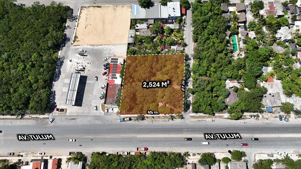 Terreno comercial mixto en venta sobre Avenida Principal de Tulum. 2,524 m2 con uso de suelo H3, alta visibilidad y flujo constante, ideal para desarrollo premium. Documentación en regla.