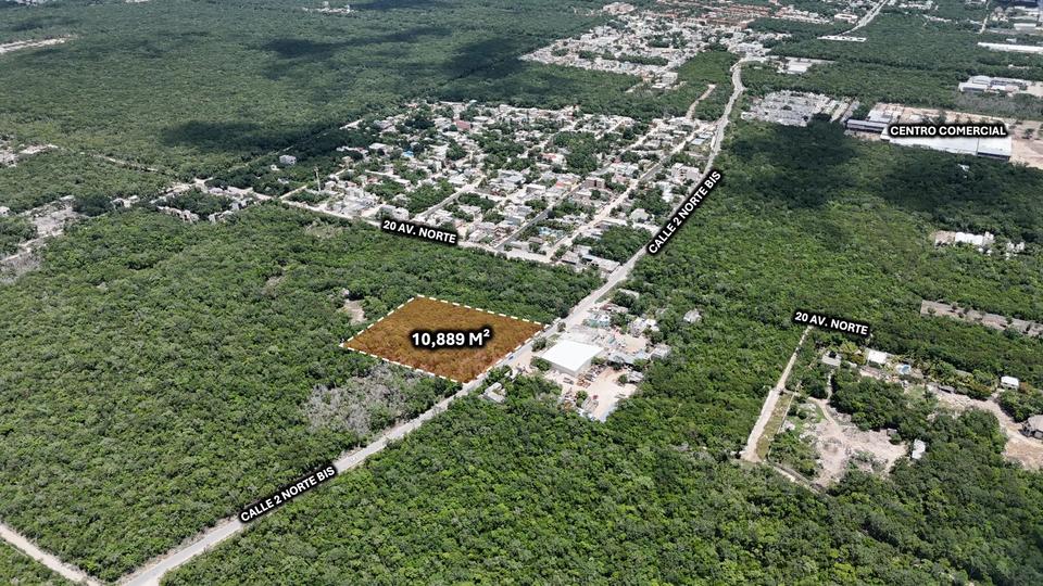 Terreno de 10,889 m² en venta dentro de la mancha urbana de Tulum. Uso de suelo H3, frente pavimentado de 95m, cerca del nuevo centro comercial y carretera federal. Ideal para desarrollo.