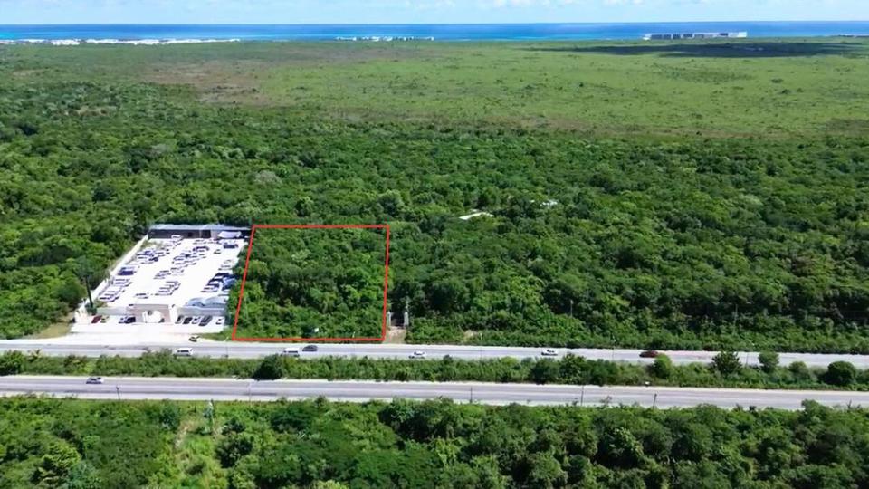 Excelente terreno de 5,000 m2 en venta a pie de carretera Cancún-Puerto Morelos. Ubicación estratégica a 7 min del aeropuerto, zona de alto tránsito ideal para diversos giros comerciales.