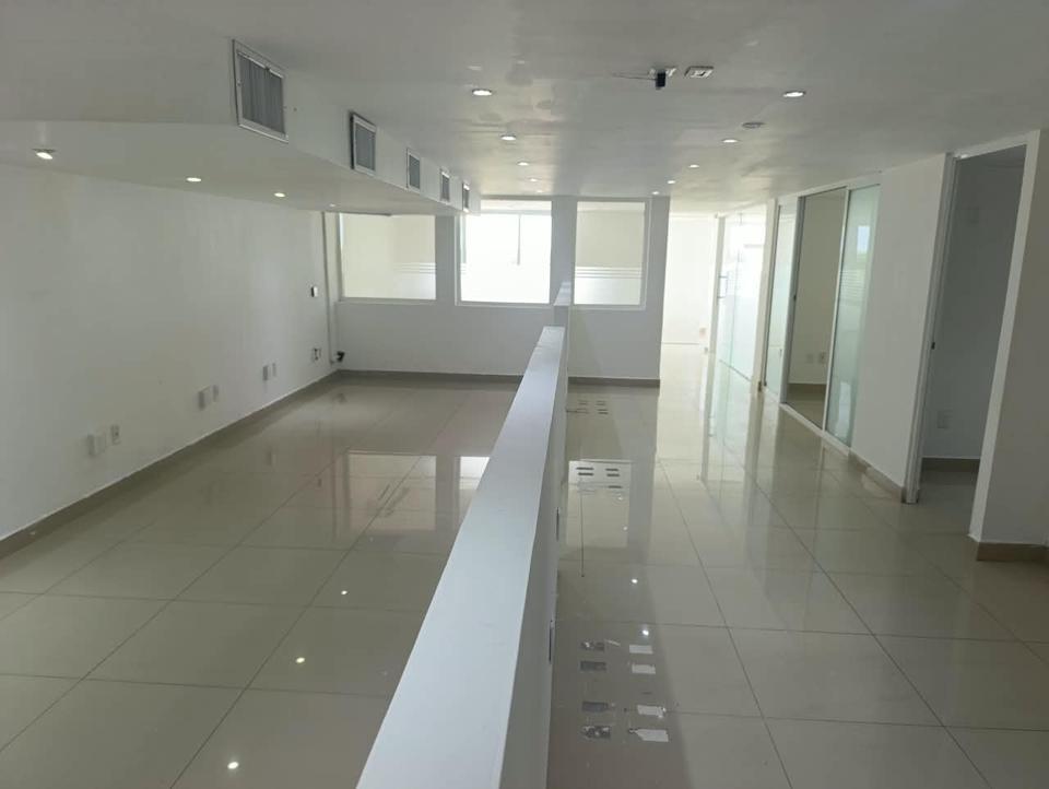 Oficinas de 166 m2 en renta, ideales para Call Center. Ubicadas en avenida principal del Centro. El precio incluye mantenimiento.