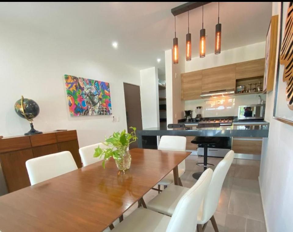 Departamento amueblado de 94 m2 en Long Island - Madison. Cuenta con 2 recámaras, 2 baños, gran balcón con vista y seguridad 24/7. Equipado con muebles de lujo y aires acondicionados.