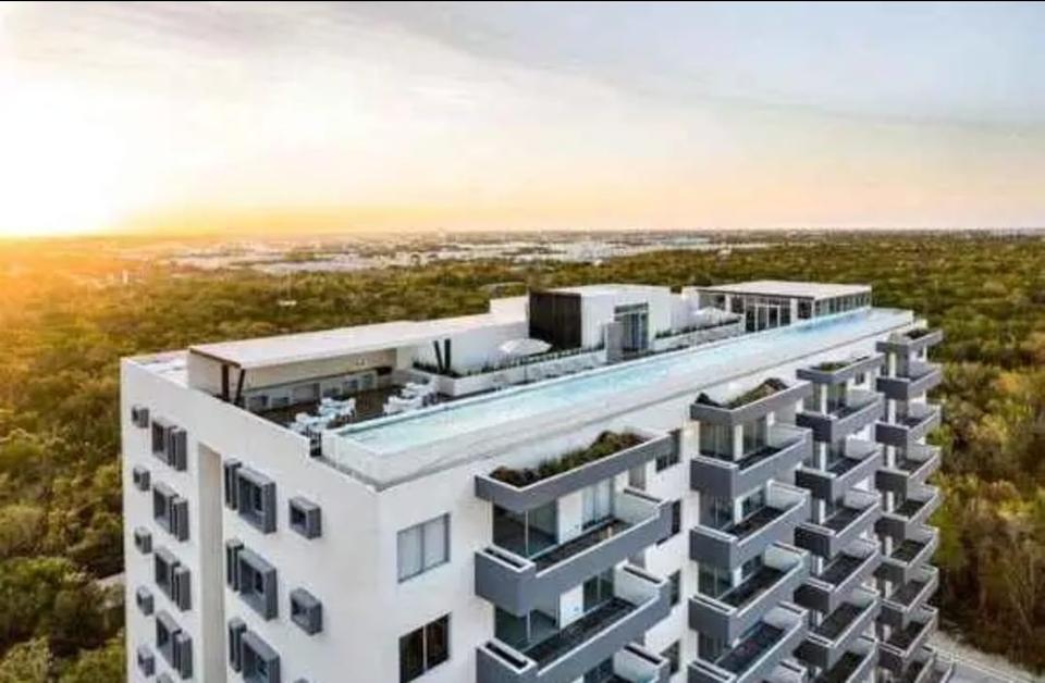 Departamento en venta en Areka Towers sobre Av. Huayacán. Cuenta con 3 recámaras, 2.5 baños y acceso a amenidades como albercas y gimnasio panorámico. Ideal para inversión en zona de alta plusvalía.