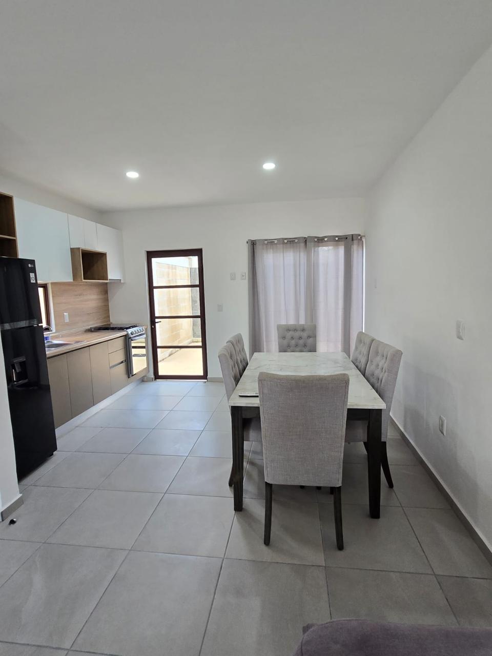 Bonita casa amueblada en Residencial Kulkana. Cuenta con 2 recámaras, 1.5 baños, cocina equipada, patio y amenidades como alberca, casa club y seguridad 24/7. Ubicación cerca del aeropuerto.
