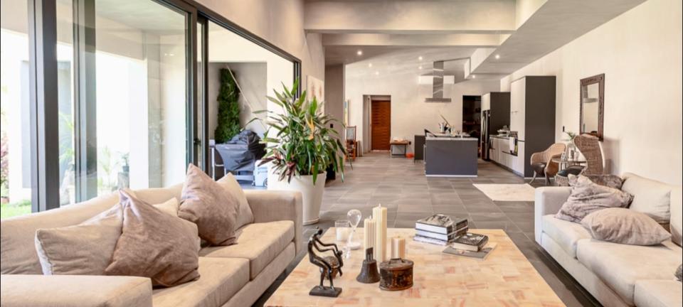 Residencia de lujo en Villa Magna, Cancún. Desarrollada en una planta con 4 recámaras con baño, sala-comedor, cocina equipada, cuarto de TV, amplio jardín y 1,000 m2 de terreno.
