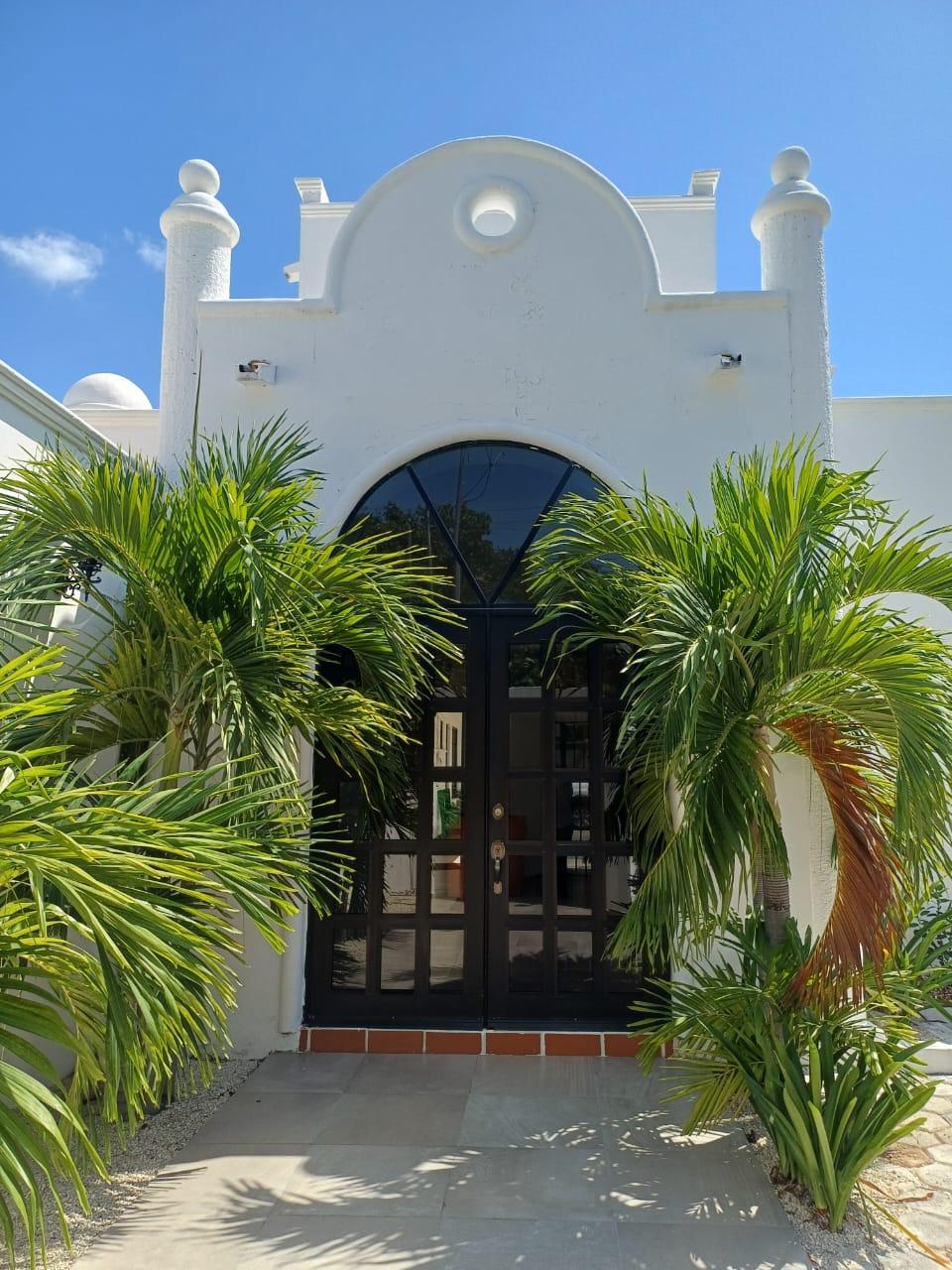 Estudio exclusivo para mujeres, amueblado y equipado en zona Huayacán. Incluye servicios de agua, gas e internet. Estacionamiento cerrado y vestidor amplio. No se aceptan mascotas.